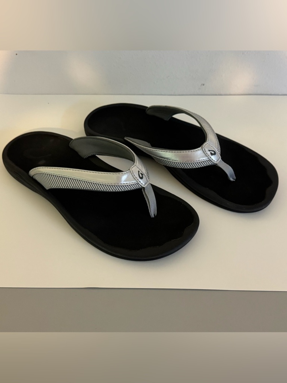 OluKai Silver and Black Thong Sandals Comfy Slip Resistant Beach Women’s Size 10